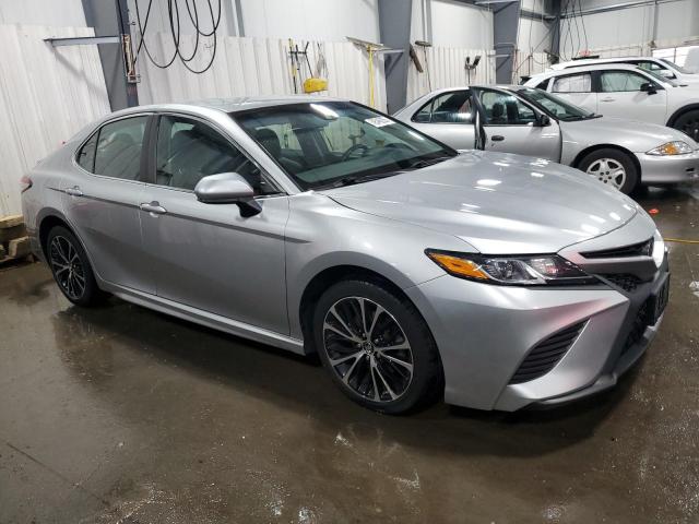 4T1B11HK8JU083524 - 2018 TOYOTA CAMRY L SILVER photo 4