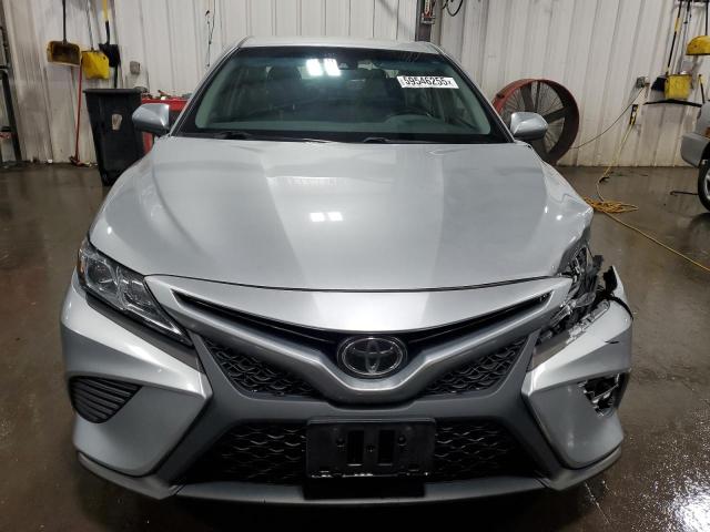 4T1B11HK8JU083524 - 2018 TOYOTA CAMRY L SILVER photo 5