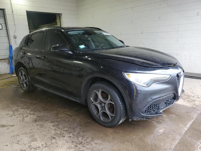 ZASFAKPN3J7B69725 - 2018 ALFA ROMEO STELVIO SPORT შავი ფოტო 4