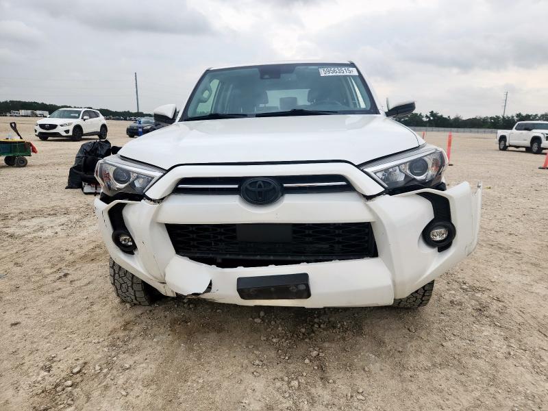 JTEEU5JR0M5229318 - 2021 TOYOTA 4RUNNER SR5 WHITE photo 5