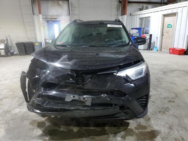 2T3BFREV0JW731394 - 2018 TOYOTA RAV4 LE Qara foto 5