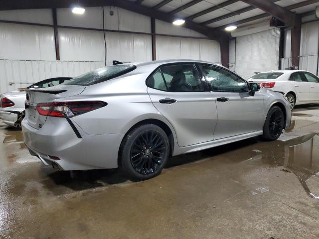 4T1T11BK5NU061029 - 2022 TOYOTA CAMRY SE 银色 照片 3