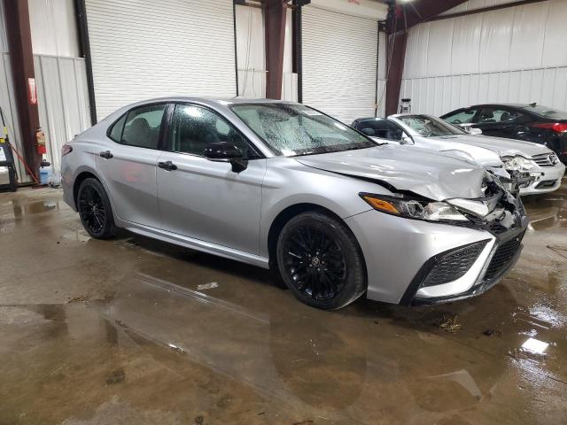 4T1T11BK5NU061029 - 2022 TOYOTA CAMRY SE 银色 照片 4