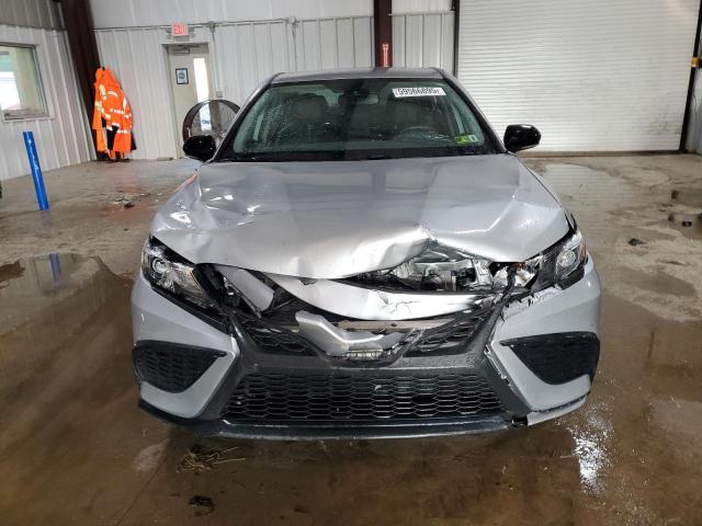 4T1T11BK5NU061029 - 2022 TOYOTA CAMRY SE 银色 照片 5