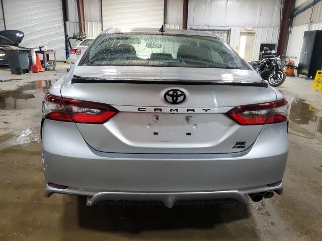 4T1T11BK5NU061029 - 2022 TOYOTA CAMRY SE 银色 照片 6