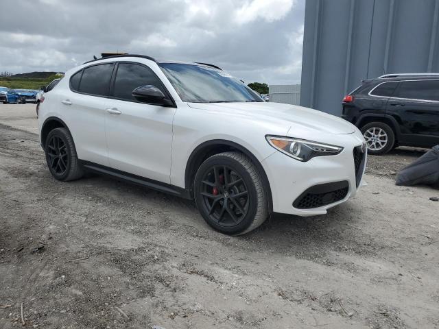 ZASPAKBN2K7C38997 - 2019 ALFA ROMEO STELVIO TI WHITE photo 4