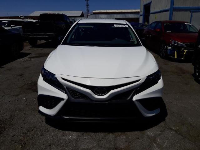 4T1T11AK6PU173567 - 2023 TOYOTA CAMRY SE NIGHT SHADE WHITE photo 5