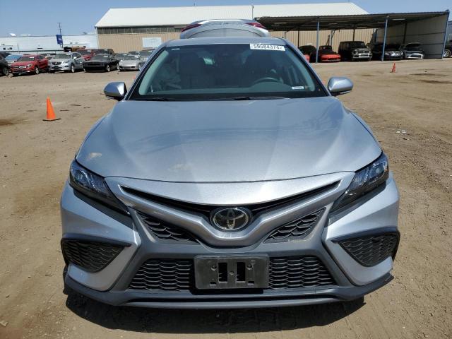 4T1G11BK0PU084965 - 2023 TOYOTA CAMRY SE NIGHT SHADE SILVER photo 5