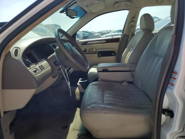 1LNHM81W44Y654303 - 2004 LINCOLN TOWN CAR EXECUTIVE WHITE photo 7