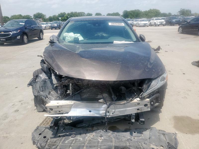 4T1F11AK8LU935210 - 2020 TOYOTA CAMRY XLE ნაცრისფერი ფოტო 5