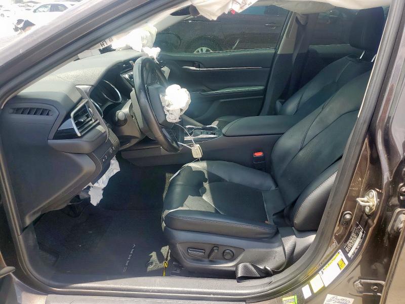 4T1F11AK8LU935210 - 2020 TOYOTA CAMRY XLE ნაცრისფერი ფოტო 7