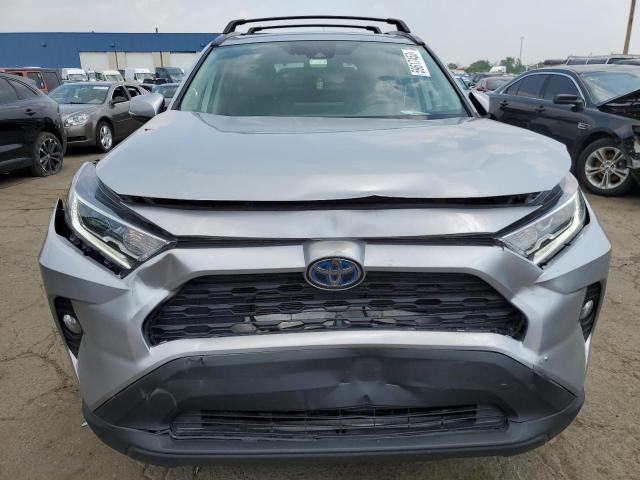 4T3B6RFV2MU032402 - 2021 TOYOTA RAV4 XLE PREMIUM SILVER photo 5