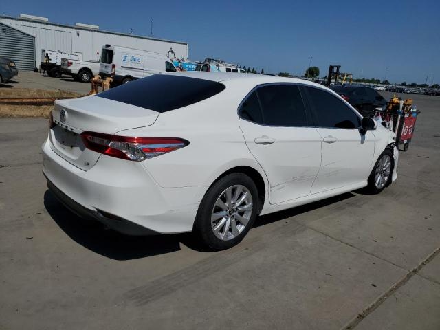 JTNB11HK8J3070987 - 2018 TOYOTA CAMRY L Ақ фото 3