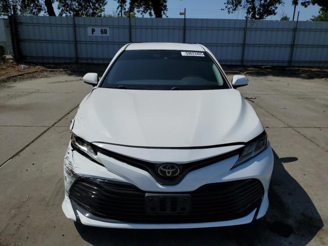 JTNB11HK8J3070987 - 2018 TOYOTA CAMRY L Ақ фото 5