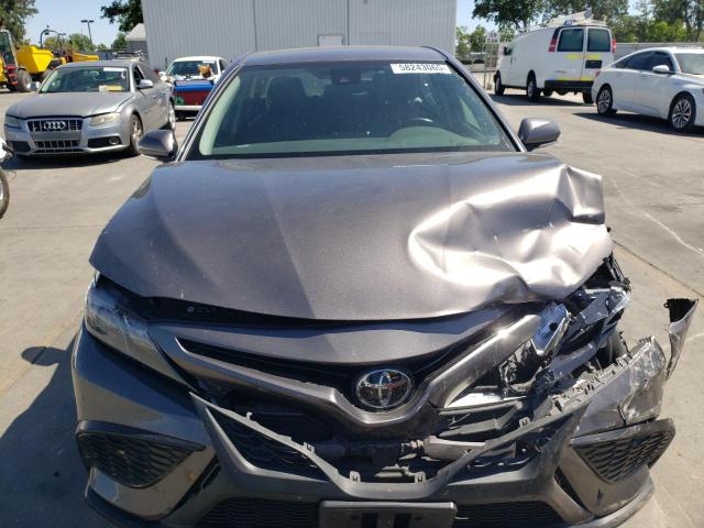 4T1G11AK2PU786433 - 2023 TOYOTA CAMRY SE NIGHT SHADE GRAY photo 5