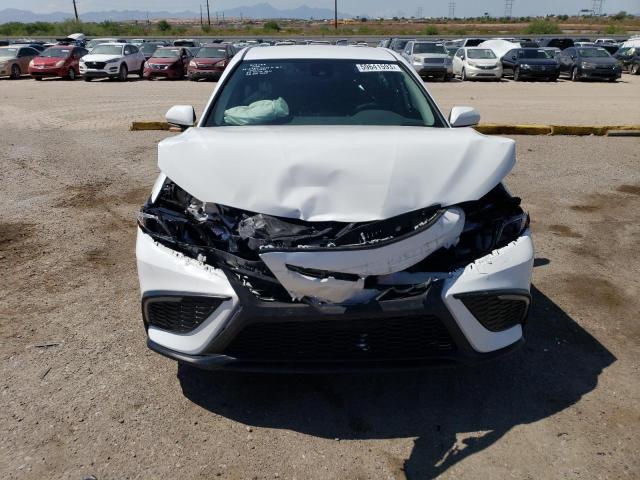 4T1G11AK9PU797204 - 2023 TOYOTA CAMRY SE NIGHT SHADE WHITE photo 5