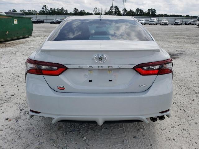 4T1G11AK3RU256331 - 2024 TOYOTA CAMRY SE NIGHT SHADE WHITE photo 6