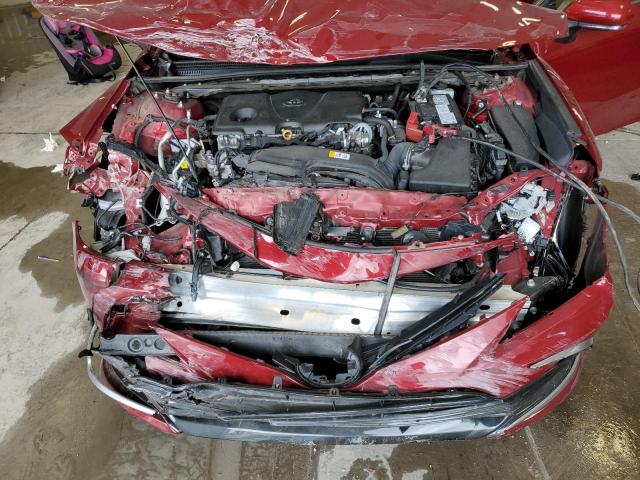 4T1R11AK6NU640056 - 2022 TOYOTA CAMRY LE RED photo 11