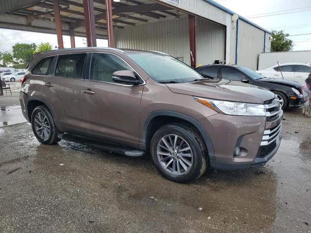 5TDKZRFH6HS199712 - 2017 TOYOTA HIGHLANDER SE BROWN photo 4