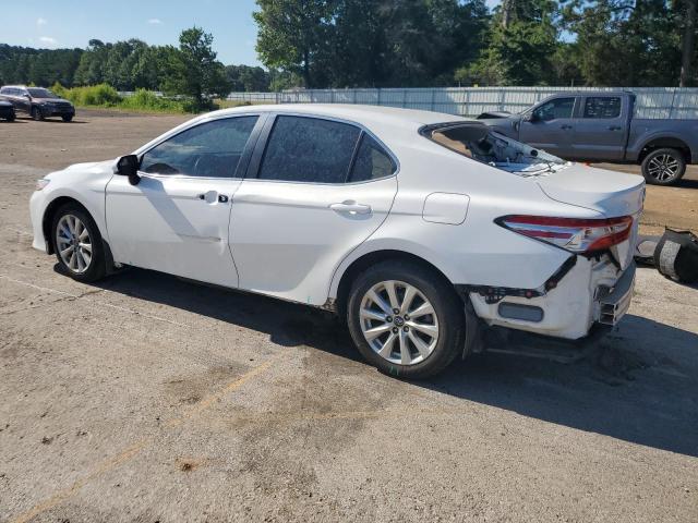 4T1B11HK9JU028225 - 2018 TOYOTA CAMRY L WHITE photo 2