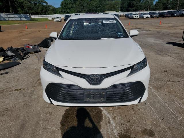 4T1B11HK9JU028225 - 2018 TOYOTA CAMRY L WHITE photo 5