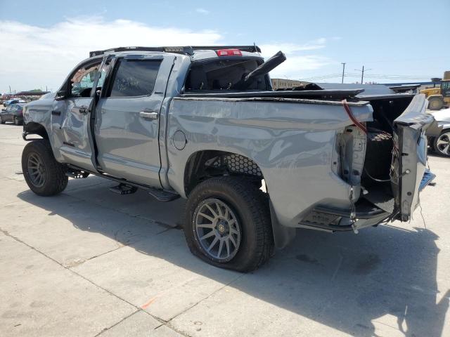 5TFFY5F10JX240089 - 2018 TOYOTA TUNDRA CREWMAX LIMITED GRAY photo 2