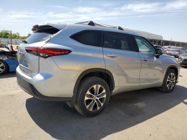 5TDHZRBH9NS213677 - 2022 TOYOTA HIGHLANDER XLE Gümüş foto 3