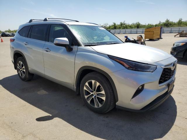 5TDHZRBH9NS213677 - 2022 TOYOTA HIGHLANDER XLE Gümüş foto 4