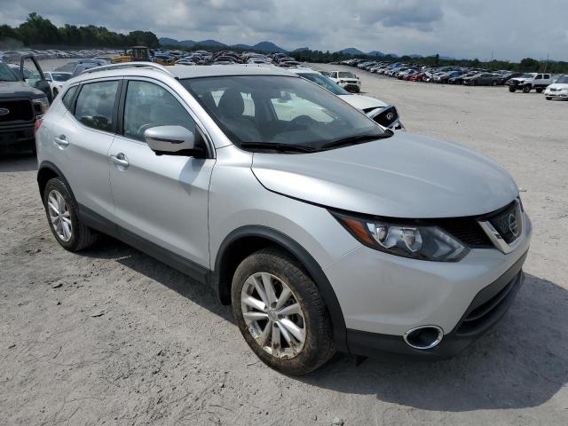 JN1BJ1CP3JW185747 - 2018 NISSAN ROGUE S SILVER photo 4