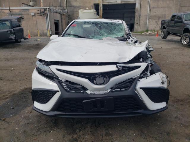 4T1T11AK1PU766012 - 2023 TOYOTA CAMRY SE NIGHT SHADE WHITE photo 5