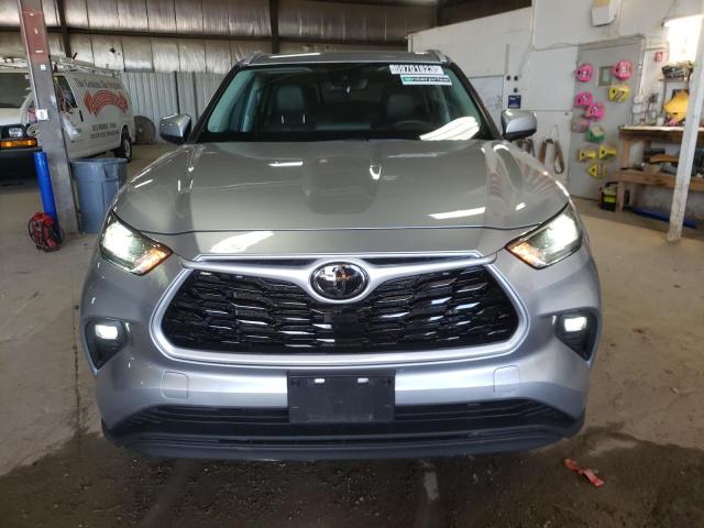 5TDGZRAH5NS128574 - 2022 TOYOTA HIGHLANDER XLE فضي صورة 5