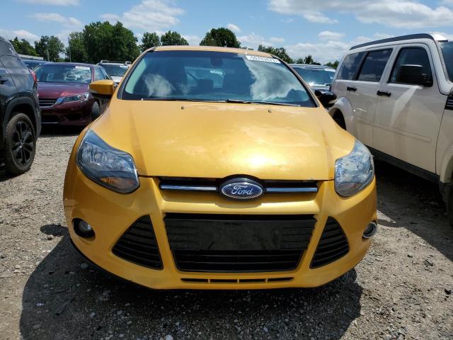 1FAHP3N29CL221504 - 2012 FORD FOCUS TITANIUM YELLOW photo 5