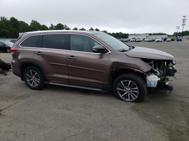 5TDJZRFH7JS807304 - 2018 TOYOTA HIGHLANDER SE BROWN photo 4