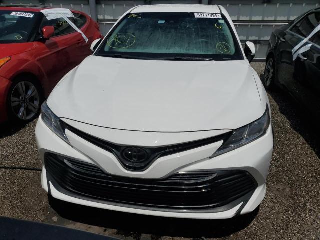 4T1B11HK2JU142499 - 2018 TOYOTA CAMRY L WHITE photo 5