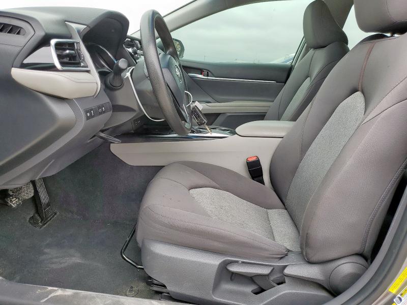 4T1B11HK5JU084498 - 2018 TOYOTA CAMRY L Szary zdjęcie 7