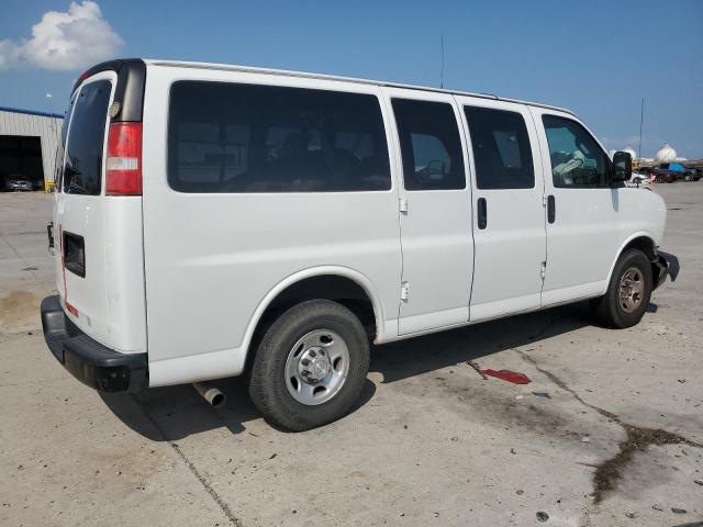 1GAWGEFF9H1132655 - 2017 CHEVROLET EXPRESS G2 LS WHITE photo 3