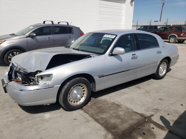 1LNHM81W52Y611389 - 2002 LINCOLN TOWN CAR EXECUTIVE SILVER photo 1
