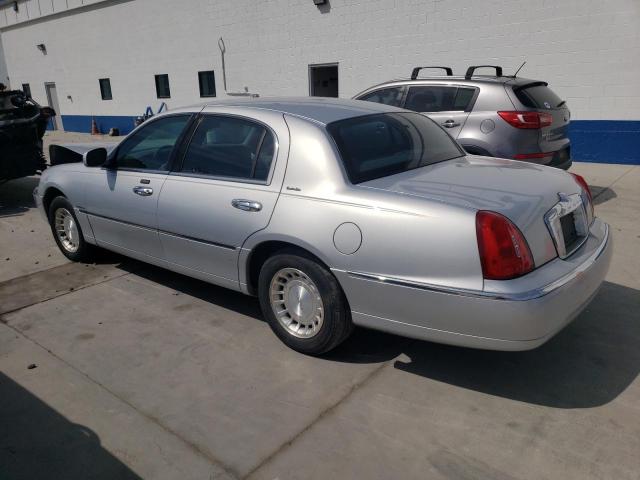 1LNHM81W52Y611389 - 2002 LINCOLN TOWN CAR EXECUTIVE SILVER photo 2