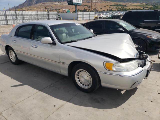 1LNHM81W52Y611389 - 2002 LINCOLN TOWN CAR EXECUTIVE SILVER photo 4