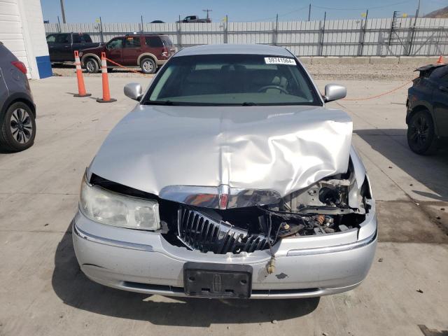 1LNHM81W52Y611389 - 2002 LINCOLN TOWN CAR EXECUTIVE SILVER photo 5
