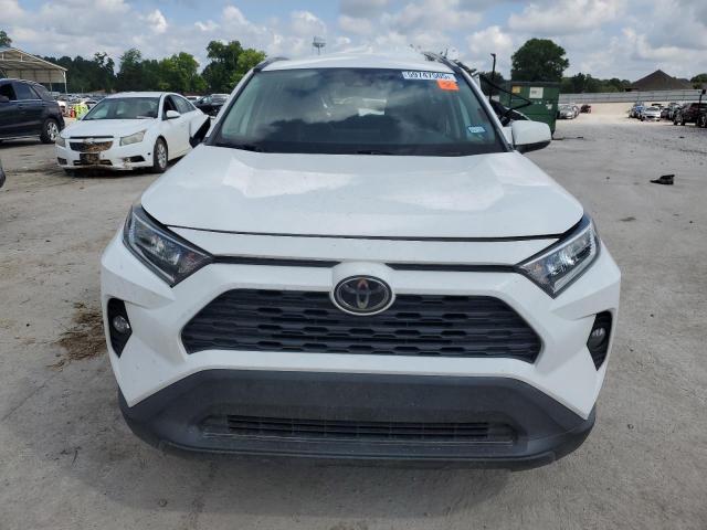 2T3W1RFV3MC110655 - 2021 TOYOTA RAV4 XLE WHITE photo 5