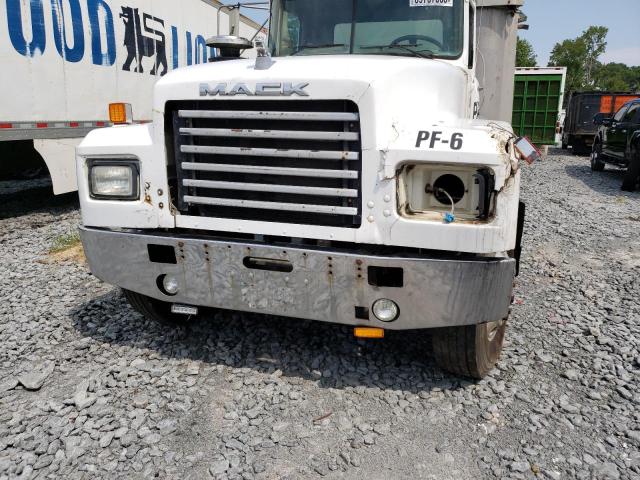 1M2P264CXYM030946 - 2000 MACK 600 RD600 WHITE photo 9