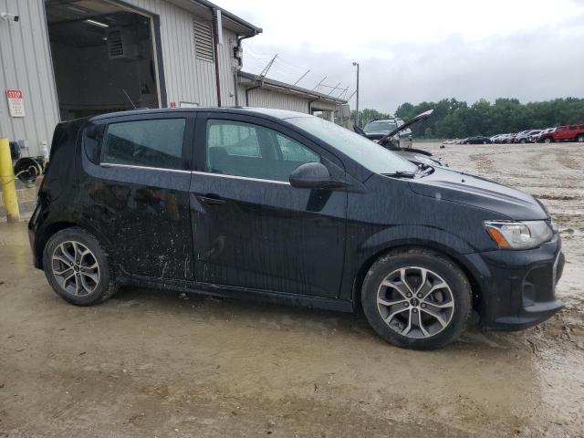 1G1JD6SHXJ4125993 - 2018 CHEVROLET SONIC LT შავი ფოტო 4
