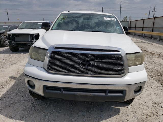 5TFDW5F1XDX277619 - 2013 TOYOTA TUNDRA CREWMAX SR5 WHITE photo 5