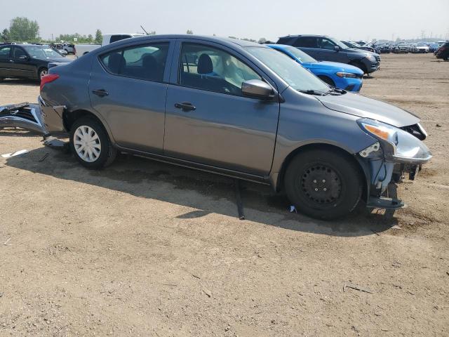 3N1CN7AP3JL836945 - 2018 NISSAN VERSA S GRAY photo 4