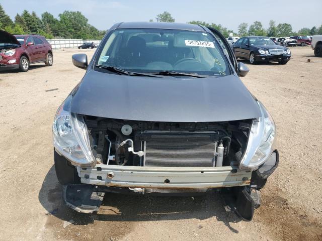 3N1CN7AP3JL836945 - 2018 NISSAN VERSA S GRAY photo 5