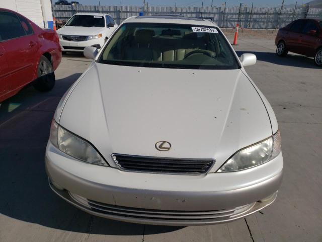 JT8BF28G5W5013907 - 1998 LEXUS ES 300 WHITE photo 5