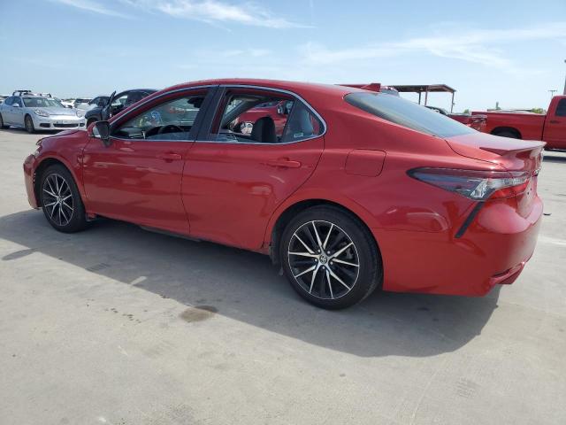 4T1G11AK7NU009386 - 2022 TOYOTA CAMRY SE RED photo 2