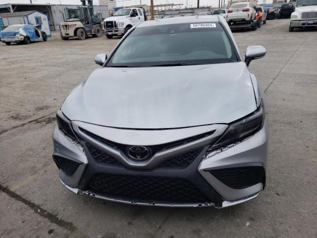 4T1G11AK2RU874630 - 2024 TOYOTA CAMRY SE NIGHT SHADE SILVER photo 5