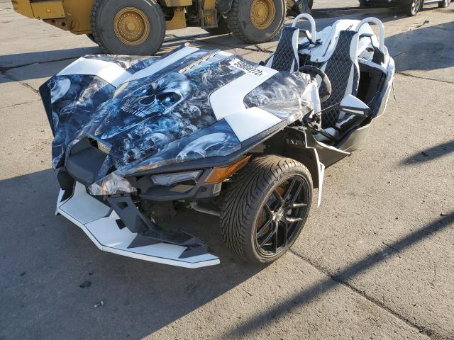 57XAASHD9M8143998 - 2021 POLARIS SLINGSHOT S WHITE photo 2